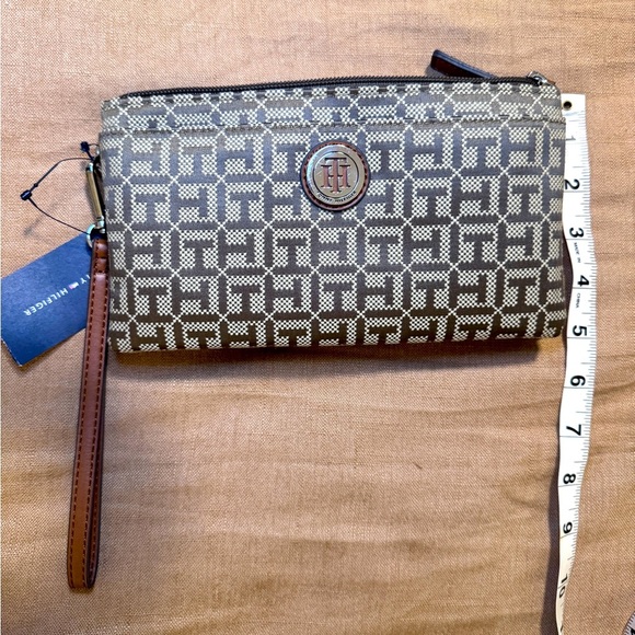 🆕 Tommy Hilfiger Women's Logo Monogram Jacquard Phone
Wristlet Wallet Clutch - Picture 7 of 10